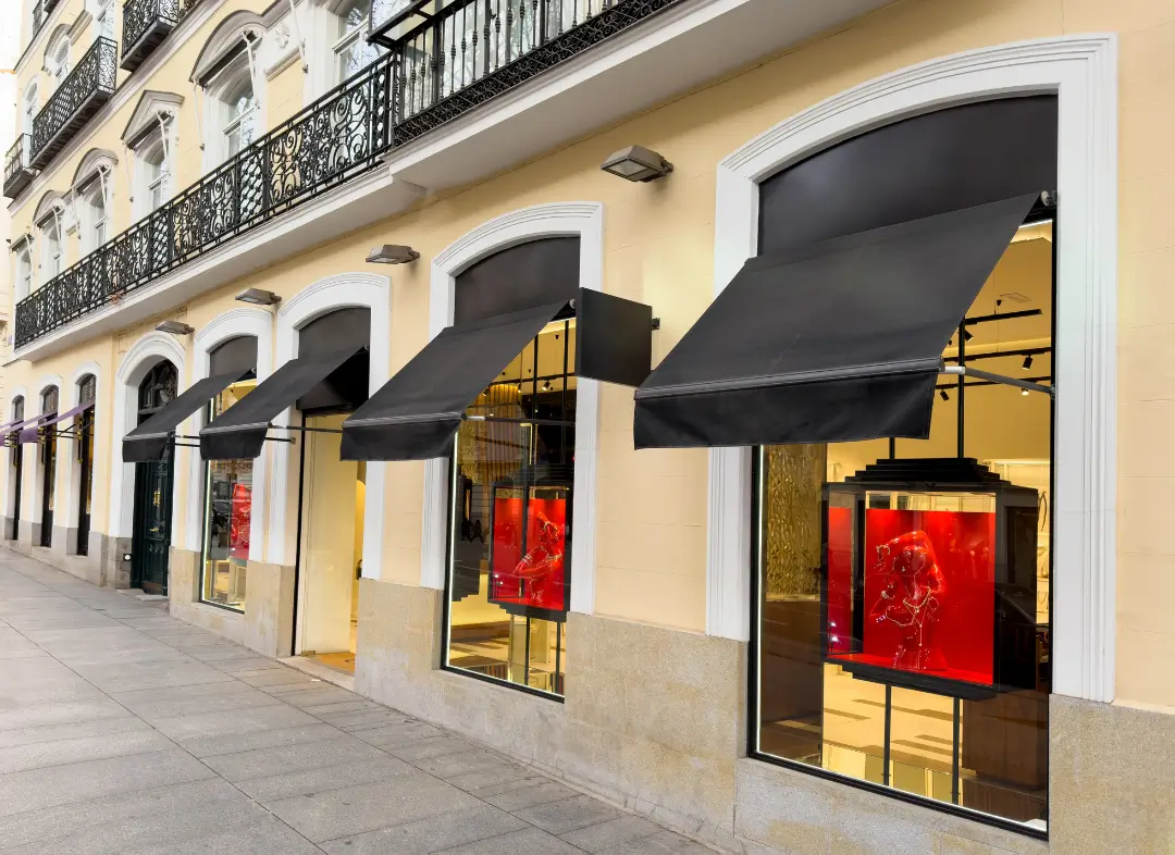Façade vitrine de magasin en aluminium sur mesure à Les Monts d'Aunay